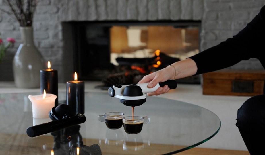 Handpresso_and_candle-1_74895a82-ba40-4681-80dc-767a63087c04